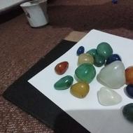 تعدادی سنگ جواهری به فروش می رسد