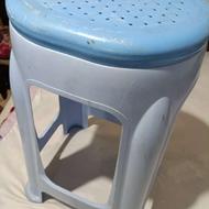 نیمکت چوبی و صندلی پلاستیکی