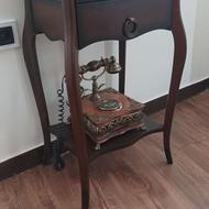 میز به همراه تلفن