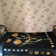 یک عدد تخت فلزی یک نفره همراه با تشک