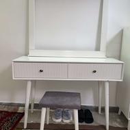 میز ارایش همراه صندلی