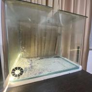 آکواریوم شیشه خم