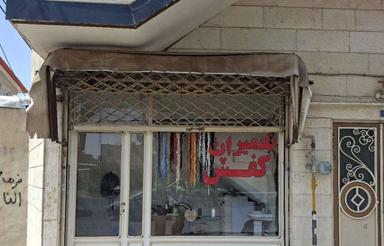 مغازه نقلی بر خیابان