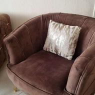 مبل به شدت نو با پارچه مخمل درباری و پایه های استیل طلایی