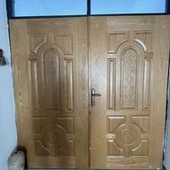 در چوبی با قفل و دست گیره