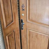 در ورودی اپارتمان دو لنگه با دو تا قفل و دستگیره