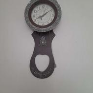 سه عدد ساعت دیواری