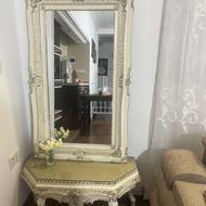 آینه و میز چوبی