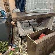 یک میز به همراه هشت صندلی سالم