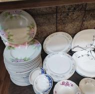 ظرف و ظروف در حد نوع وپلو خوری و فنجان