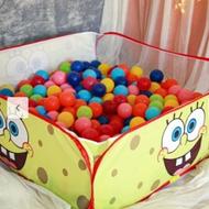 استخر توپ و توپ های رنگی