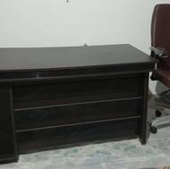 یک میز اداری تمیز همراه صندلی