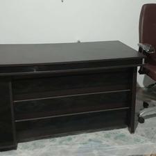 یک میز اداری تمیز همراه صندلی