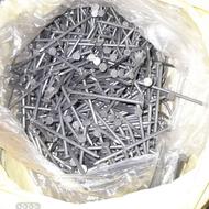 مقداری میخ.