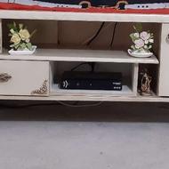 زیر میز تلویزیون