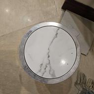 توالت فرنگی و روشویی و سطل آشغال حمام