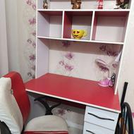 میز تحریر داری کتابخانه و صندلی