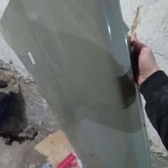 گلگیرپراید ابرویی جلو پنجره