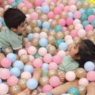 مربی در پارک بازی