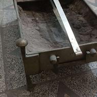 منقل ورشو قدیمی و انبر ورشو مهردار قدمت پهلوی