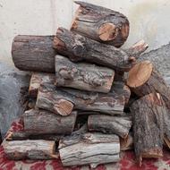 تعدادی کنده خشک برای آتش