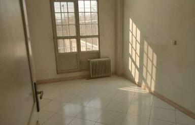 80متر دو خواب فول امکانات رو به باغ دارای ده متر حیاط خلوت