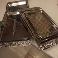 چهار عدد سینی استیل نو و یک عدد شلف