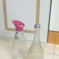 دوعدد شیشه روغن وشیر و دوغ وکلا مایعات داخل یخچال