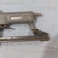 یک عدد دستگاه منگنهکوب بادی