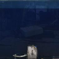 درب شیشه رنگ آبی دو لنگه می‌باشد 2/20در2/8