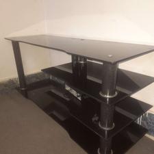 زیر تلویزیونی شیشه‌ای