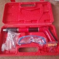 یک دستگاه میخ زن تپانچه ای همراه بامیخ