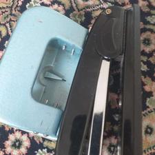 دستگاه منگنه سوراخکن دفتر سالمه کار میکنه