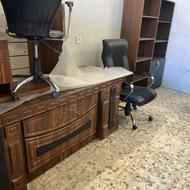 تعدادی میز و صندلی اداری