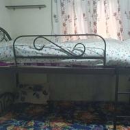 تخت فلزی سالم و محکم (قابلیت جداشدن دوطبقه)
