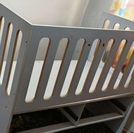 تخت کنار مادر