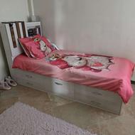 تخت و آینه نوجوان