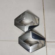 آرم جلوی پنجره ماشین مگان