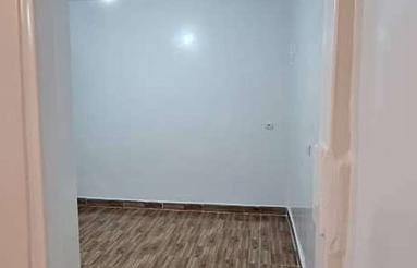 واحد اجارهای تمیز تازه نقاشی شده