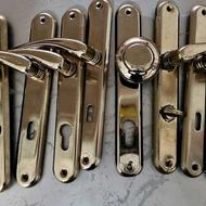 دستگیره فلزی محکم در چوبی آپارتمانی