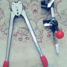 یک عدد تسمه کش و یک عد آچار