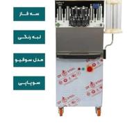 دستگاه بستنی سه قیف هلیلیت و شانی مو و نیکنام ایستاده