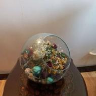 وسایل تزینی و شیشه های بلند باریک