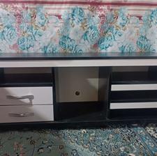 میز تلویزیون سالم شکستگی نداردبخاطر نبود جا بفروش میرسد