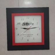 ساعت دیواری مربعی ساده