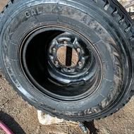 یک لاستیک نیسان عقب