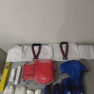 تعدادی لباس و وسایل رزمی