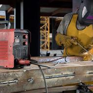 استخدام یک نیروی کار اماتور برای برشکاری