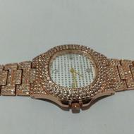 ساعت مچی نگین داره دخترانه