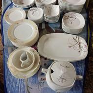 مقداری بشقاب وکاسه